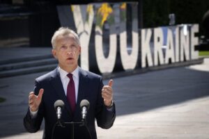 Ucraina, Stoltenberg: “Via divieto a Kiev di colpire obiettivi in Russia”