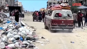 Gaza, palestinesi in fuga da campo profughi di Jabaliya