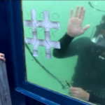 New York: sub giocano a tris sott’acqua in Times Square