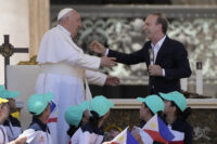 Giornata Mondiale dei Bambini. Il Papa a San Pietro per la messa. Poi il monologo di Roberto Benigni