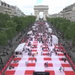 Parigi, picnic speciale con 4000 persone sugli Champs-Élysées