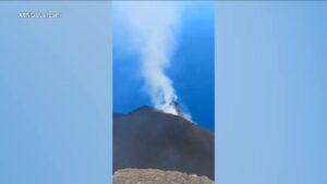 Vulcani, le immagini dell’attività dello Stromboli: emerge nuovo hornito alto 20 metri