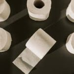 Inflazione, carta igienica sempre più preziosa: prezzi su del 44% in tre anni