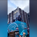 Manchester City, Grealish rischia di cadere dal bus durante la festa