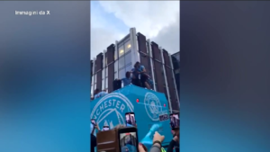 Manchester City, Grealish rischia di cadere dal bus durante la festa