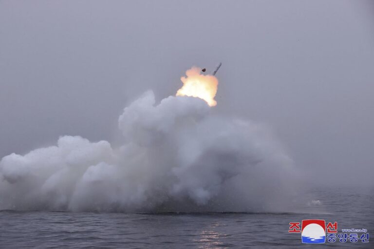 Kim Jong Un assiste al lancio di missili con testate nucleari