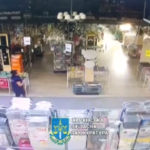 Ucraina, negozio colpito a Kharkiv: il momento dell’attacco nelle telecamere di sorveglianza