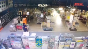 Ucraina, negozio colpito a Kharkiv: il momento dell’attacco nelle telecamere di sorveglianza