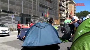 Roma, protesta dei movimenti per la casa: in tenda alla Garbatella