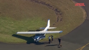 Sydney, un aereo leggero effettua un atterraggio di emergenza