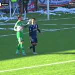 Cile, rigore assurdo: portiere dà un buffetto all’attaccante, arbitro fischia