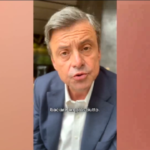 Calenda prende in giro Salvini sui tappi delle bottiglie: “Come baciare un prosciutto”
