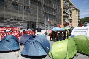 Roma, protesta dei movimenti per la casa: in tenda alla Garbatella