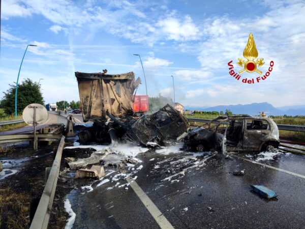 Incidenti stradali, scontro tra camion a Peschiera del Garda: due morti
