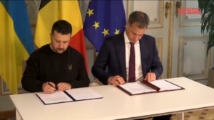 Ucraina, Zelensky firma accordo per aiuti militari con premier belga