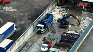 Napoli, smaltimento illecito di rifiuti: 12 arresti