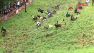 Gran Bretagna, la folle corsa del formaggio: a Gloucester la Cheese Rolling