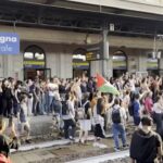 Bologna, protesta pro Palestina alla stazione: sospesa circolazione treni