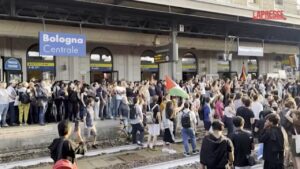 Bologna, protesta pro Palestina alla stazione: sospesa circolazione treni