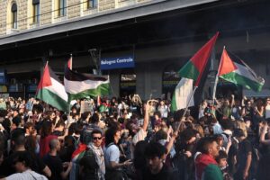 Bologna, manifestanti pro Palestina occupano i binari della stazione