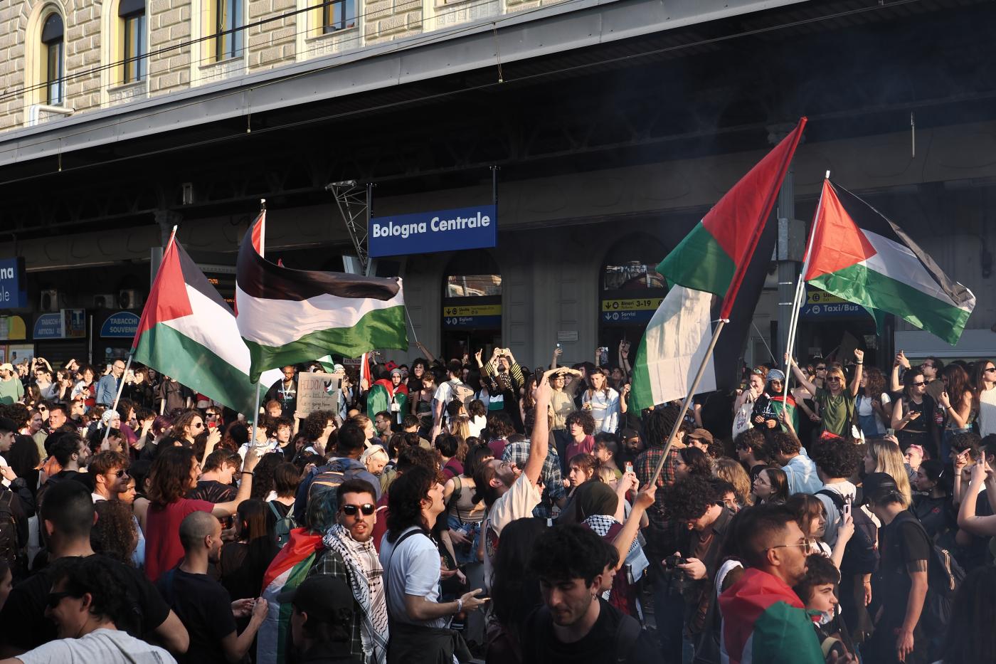 Bologna, manifestanti pro Palestina occupano i binari della stazione Bologna, manifestanti pro Palestina occupano i binari della stazione