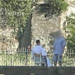 Roma, inscenano finta barberia davanti al Colosseo: multati per attività abusiva