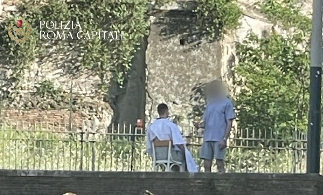 Roma, inscenano finta barberia davanti al Colosseo: multati per attività abusiva