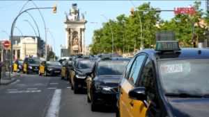 Barcellona, centinaia di taxi in coda: città bloccata