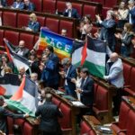 Gaza, M5s sventola bandiere Palestina alla Camera: “Ora riconoscimento”