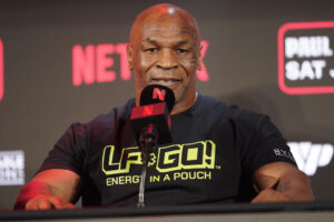 Mike Tyson, malore in aereo: colpito da un’ulcera, ora sta meglio