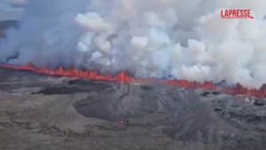 Islanda, le immagini aeree dell’eruzione del vulcano nella penisola di Reykjanes