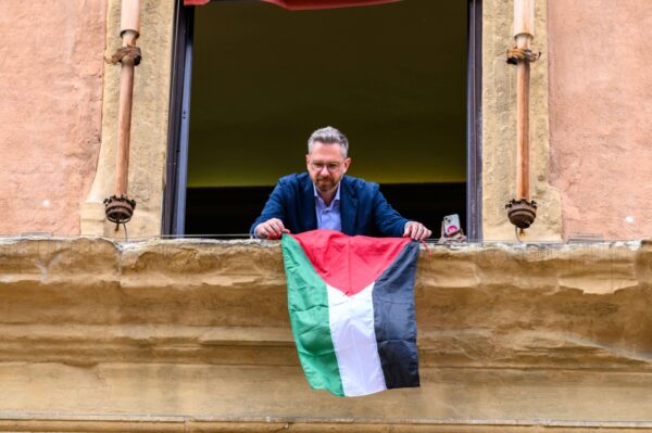 Bologna, Comune espone la bandiera della Palestina