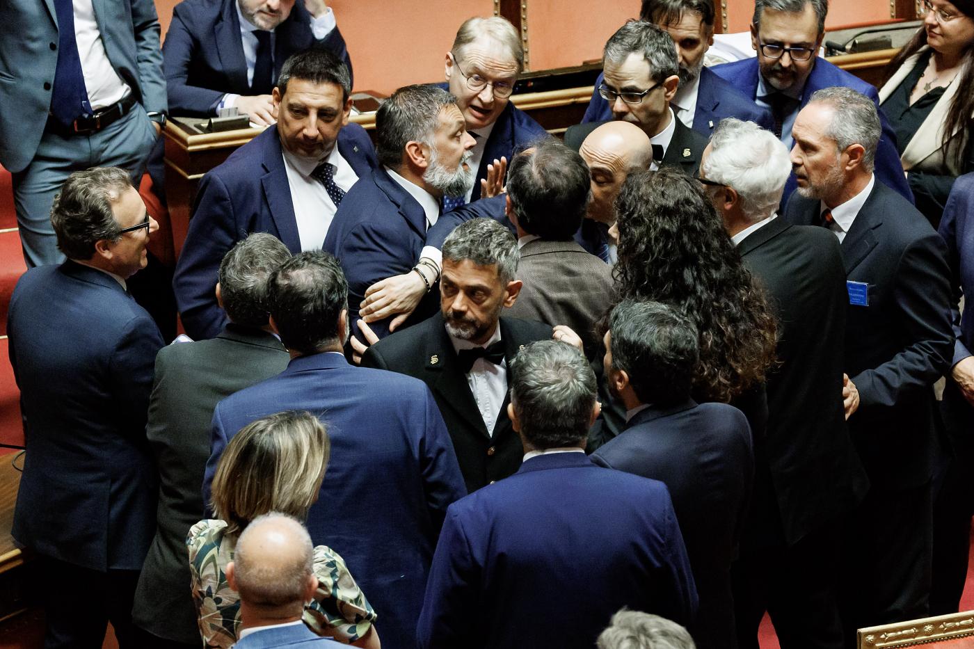 Premierato, parapiglia in aula: seduta sospesa