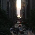New York, torna il Manhattanhenge: il sole al tramonto si allinea ai grattacieli della Grande mela