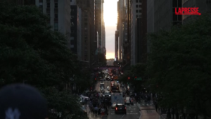 New York, torna il Manhattanhenge: il sole al tramonto si allinea ai grattacieli della Grande mela