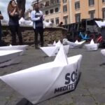Migranti, il flash mob di SOS Mediterranee: porta una flotta di barche di carta in piazza a Roma