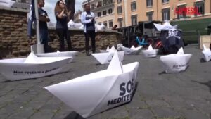 Migranti, il flash mob di SOS Mediterranee: porta una flotta di barche di carta in piazza a Roma