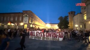Torino, fiaccolata pro Palestina per le strade della città