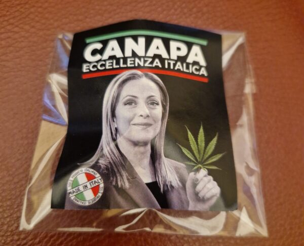 Ddl sicurezza, la protesta di +Europa: bustine di cannabis light con il volto di Giorgia Meloni