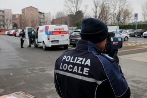 Bologna città 30 - Limiti di velocità da 50 a 30 km/h: secondo giorno di controlli della polizia locale con telelaser