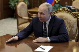 Il presidente russo Vladimir Putin alla riunione di gabinetto al Cremlino