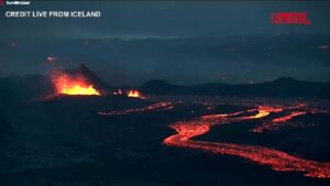 Eruzione vulcano Islanda, il cielo si colora di arancione