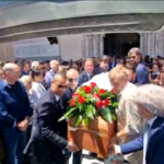 Palermo, applausi all’uscita della bara di Onorato dalla Cattedrale