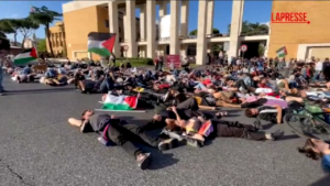 Roma, flash mob di studenti palestinesi: “Fermate il massacro a Gaza”