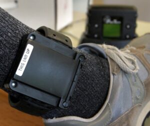 Braccialetti elettronici, in Italia sono più di 8mila: 2.800 per stalking
