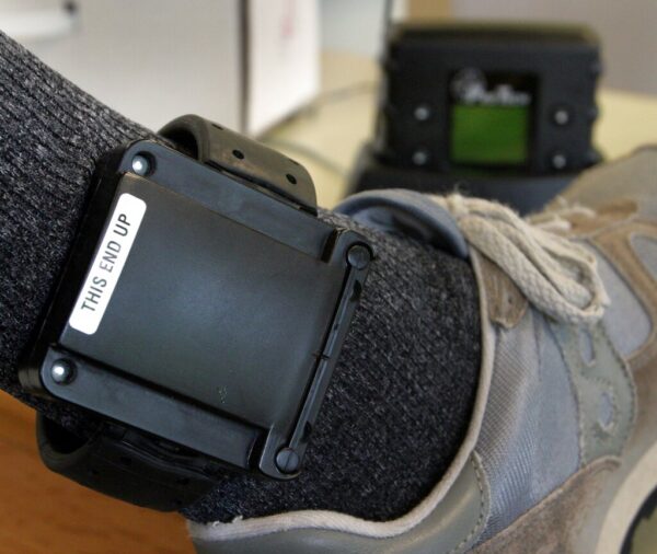 Braccialetti elettronici, in Italia sono più di 8mila: 2.800 per stalking