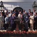Usa, Biden riceve i campioni del Super Bowl e indossa il casco dei Chiefs