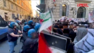 Roma, scontri tra manifestanti e polizia al corteo contro il governo