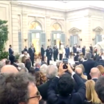 2 giugno, per Mattarella brindisi e strette di mano nei giardini del Quirinale