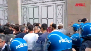 Milano, tensioni manifestanti-polizia in piazza Duomo prima di comizio Lega